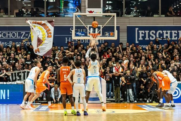 GER, easy Credit Basketball Bundesliga, Science City Jena Niners Chemnitz 08 11 2025, Sparkassen Arena, Jena, GER, easy Credit Basketball Bundesliga, Science City Jena Niners Chemnitz Great Osobor Science City Jena, 1 at a free throw Â Photo Alexander Trienitz Jena Sparkassen Arena Thueringen Germany