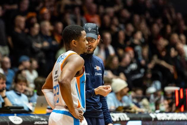 GER, easy Credit Basketball Bundesliga, Science City Jena Niners Chemnitz 08 11 2025, Sparkassen Arena, Jena, GER, easy Credit Basketball Bundesliga, Science City Jena Niners Chemnitz Eric Washington Science City Jena, 33 speaks with Björn Harmsen Head Coach , Science City Jena Â Photo Alexander Trienitz Jena Sparkassen Arena Thueringen Germany