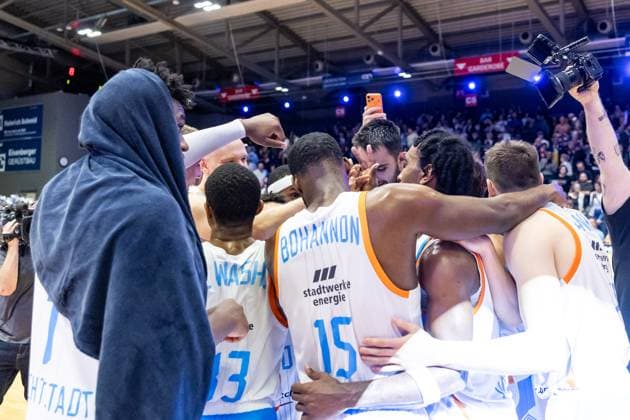 GER, easy Credit Basketball Bundesliga, Science City Jena Niners Chemnitz 08 11 2025, Sparkassen Arena, Jena, GER, easy Credit Basketball Bundesliga, Science City Jena Niners Chemnitz Shoulder to shoulder of Science City Jena after the game Â Photo Alexander Trienitz Jena Sparkassen Arena Thueringen Germany
