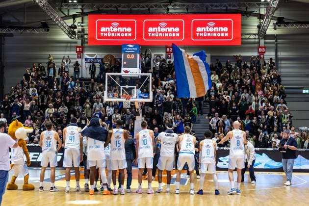 GER, easy Credit Basketball Bundesliga, Science City Jena Niners Chemnitz 08 11 2025, Sparkassen Arena, Jena, GER, easy Credit Basketball Bundesliga, Science City Jena Niners Chemnitz Science City Jena cheers after the game Â Photo Alexander Trienitz Jena Sparkassen Arena Thueringen Germany