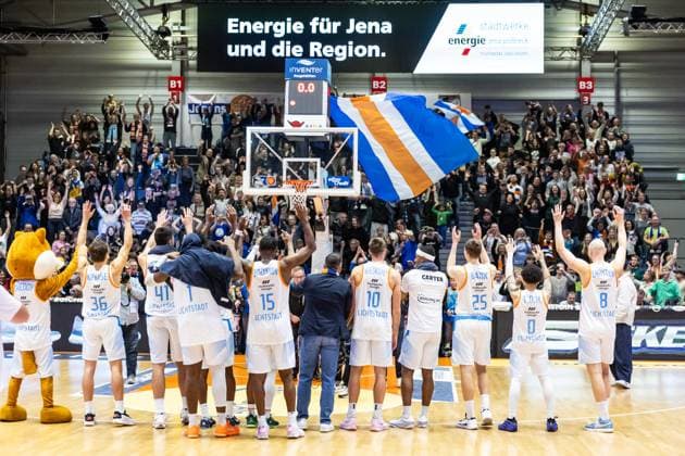 GER, easy Credit Basketball Bundesliga, Science City Jena Niners Chemnitz 08 11 2025, Sparkassen Arena, Jena, GER, easy Credit Basketball Bundesliga, Science City Jena Niners Chemnitz Science City Jena cheers after the game Â Photo Alexander Trienitz Jena Sparkassen Arena Thueringen Germany