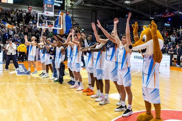 GER, easy Credit Basketball Bundesliga, Science City Jena Niners Chemnitz 08 11 2025, Sparkassen Arena, Jena, GER, easy Credit Basketball Bundesliga, Science City Jena Niners Chemnitz Science City Jena cheers after the game Â Photo Alexander Trienitz Jena Sparkassen Arena Thueringen Germany