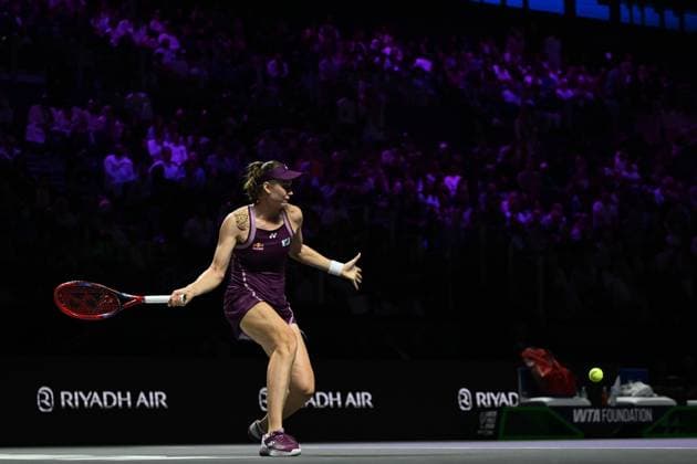Aryna Sabalenka v Elena Rybakina - WTA, Tennis Damen Finals 2025 RIYADH, SAUDI ARABIA - NOVEMBER 8: Elena Rybakina of Kazakhstan in action against Aryna Sabalenka (not seen) in the Singles Final of the 2025 WTA Finals, part of the Hologic WTA Tour, at King Saud University Indoor Arena in Riyadh, Saudi Arabia, on November 8, 2025. Artur Widak Anadolu Riyadh Saudi Arabia. Editorial use only. Please get in touch for any other usage.  Copyright: x2025xAnadoluxArturxWidakx