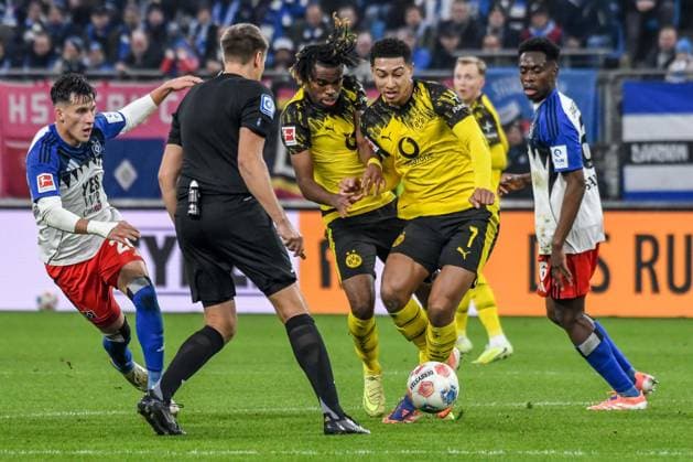 Capaldo Nicolás Albert Sambi Lokonga HSV 17 Carney Chukwuemeka is knocked over by Jobe Bellingham BVB Germany , Hamburg , Volksparkstadion , Football , 1 Bundesliga , Hamburger SV Borussia Dortmund