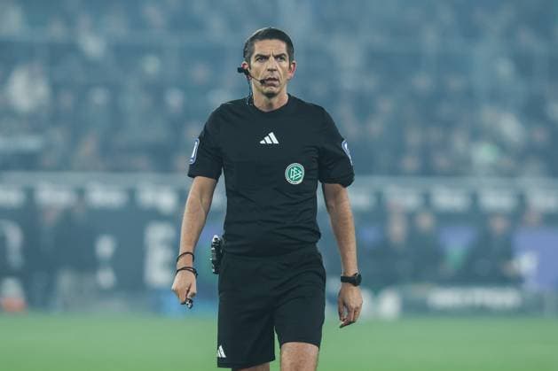 Sports, Football, Bundesliga Season 2025 2026 10 Matchday Borussia Mönchengladbach 1 FC Köln 08 11 2025, BORUSSIA PARK Deniz Aytekin Referee with REF Cam Mönchengladbach BORUSSIA PARK North Rhine-Westphalia Germany