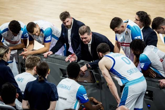 Bamberg, Germany 08 November 2025 1 BBL 2025 2026 BMA365 Bamberg Baskets vs Skyliners Frankfurt In the picture coach Klaus Perwas Frankfurt gives his team the instructions Brose Arena Bayern Copyright: xFotostandx xSchmittx