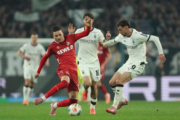 Said El Mala (1. FC Koeln) und Joe Scally (Borussia Mönchengladbach) im Zweikampf waehrend des spiels der Bundesliga zwischen Borussia Mönchengladbach und 1. FC Köln, Stadion im Borussia-Park am 08. November 2025 in Mönchengladbach, Deutschland. (Foto von Oliver Kaelke DeFodi Images) +++ Said El Mala (1. FC Koeln) und Joe Scally (Borussia Mönchengladbach) battle for the ball during the Bundesliga match between Borussia Mönchengladbach and 1. FC Köln at Stadion im Borussia-Park on November 8, 2025 in Mönchengladbach, Germany. (Photo by Oliver Kaelke DeFodi Images) DFL regulations prohibit any use of photographs as image sequences and or quasi-video. (Photo by Oliver Kaelke DeFodi Images) Said El Mala 1 FC Koeln and Joe Scally Borussia Mönchengladbach in a duel during the Bundesliga match between Borussia Mönchengladbach and 1 FC Köln, Stadion im Borussia Park on November 08, 2025 in Mönchengladbach, Germany, Germany Photo by Oliver Kaelke DeFodi Images Said El Mala 1 FC Koeln and Joe Scally Borussia Mönchengladbach battle for the ball during the Bundesliga match between Borussia Mönchengladbach and 1 FC Köln at Stadion im Borussia Park on November 8, 2025 in Mönchengladbach, Germany Photo by Oliver Kaelke DeFodi Images DFL regulations prohibit any use of photographs as image sequences and or quasi video Photo by Oliver Kaelke DeFodi Images