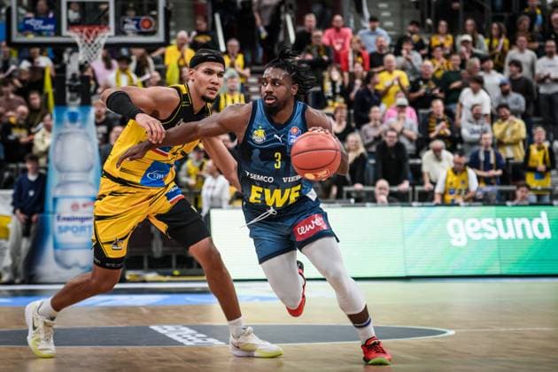 Brandon Tischler MHP RIESEN Ludwigsburg, 24 vs Chris Clemons EWE Baskets Oldenburg, 03 GER, MHP Riesen Ludwigsburg EWE Baskets Oldenburg, easycredit BBL, Basketball, Bundesliga, Matchday 7, Season 2025 2026, 08 11 2025 GER, MHP Riesen Ludwigsburg EWE Baskets Oldenburg, easycredit BBL, Basketball, Bundesliga, Matchday 7, Season 2025 2026, 08 11 2025 Ludwigsburg Copyright: xSandyxDinkelackerx EP_SDR