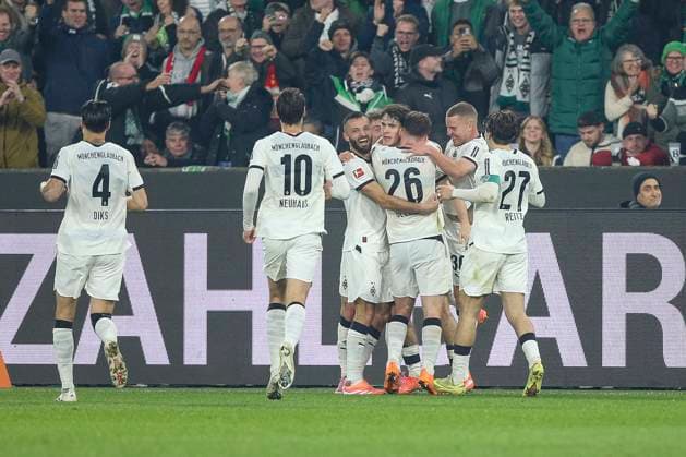 Mönchengladbach, Germany, 08 11 25 Philipp Sander Borussia Mönchengladbach goal celebration, cheers with his team after scoring the 1 0 goal during the Bundesliga match between Borussia Mönchengladbach vs 1 FC Köln at the stadium in Borussia Park Mönchengladbach Stadion im Borussia Park North Rhine Westphalia Germany Copyright: xBrauer-Fotoagenturx xAdrianxSchlx