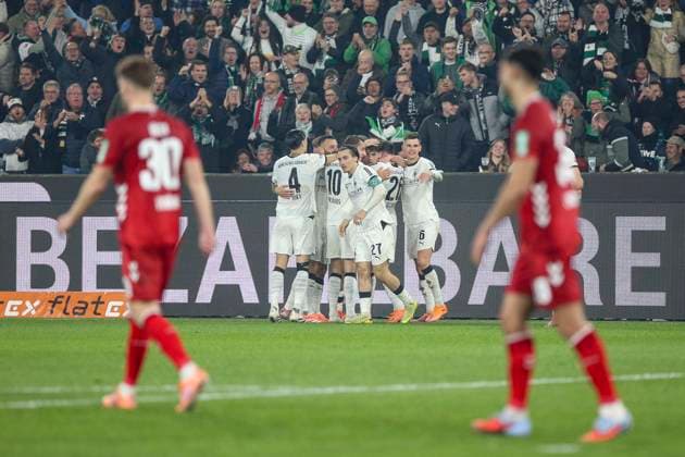 Mönchengladbach, Germany, 08 11 25 Philipp Sander Borussia Mönchengladbach goal celebration, cheers with his team after scoring the 1 0 goal during the Bundesliga match between Borussia Mönchengladbach vs 1 FC Köln at the stadium in Borussia Park Mönchengladbach Stadion im Borussia Park North Rhine Westphalia Germany Copyright: xBrauer-Fotoagenturx xAdrianxSchlx