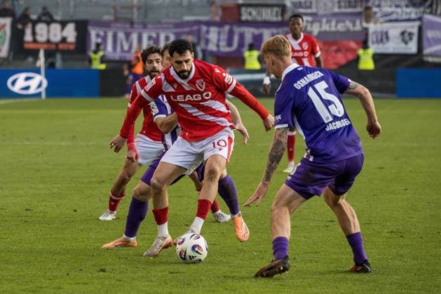 Cottbus, Germany 08 November 2025 3 Liga 2025 2026 FC Energie Cottbus vs VfL Osnabrück In the picture from left in duel Tolcay Cigerci Energie Cottbus and Bjarke Jacobsen VfL Osnabrück DFB regulations prohibit any use of photographs as image sequences and or quasi video LEAG Energie Stadion Brandenburg Copyright: xFotostandx xWeilandx