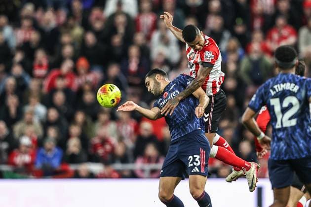 Premier League Sunderland v Arsenal Reinildo Mandava of Sunderland jumps up to win the high ball from Mikel Merino of Arsenal during the Premier League match Sunderland vs Arsenal at Stadium Of Light, Sunderland, United Kingdom, 8th November 2025 (Photo by Alfie Cosgrove News Images) Sunderland Stadium Of Light Tyne and Wear United Kingdom Copyright: xAlfiexCosgrove NewsxImagesx