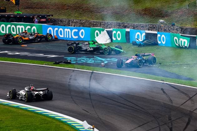 F1 - SAO PAULO GRAND PRIX 2025 27 HULKENBERG Nico (ger), Stake F1 Team Kick C45, 81 PIASTRI Oscar (aus), McLaren F1 Team MCL39, action crash, accident, COLAPINTO Franco (arg), Alpine F1 Team A525, during the 2025 Formula 1 Grande Premio de Sao Paulo, 2025 Sao Paulo Grand Prix, 21th round of the 2025 FIA Formula One World Championship, WM, Weltmeisterschaft from November 7 to 9, 2025 on the Interlagos, in Sao Paulo, Brazil - Sao PauloBrazil Copyright: xFLORENTxGOODENx
