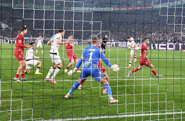 08 11 2025, xhbx, Fußball 1 Bundesliga, Borussia Moenchengladbach 1 FC Köln v l Goal scored, Tor zum 1 0 durch Philipp Sander Borussia Mönchengladbach DFL DFB REGULATIONS PROHIBIT ANY USE OF PHOTOGRAPHS as IMAGE SEQUENCES and or QUASI VIDEO Moenchengladbach