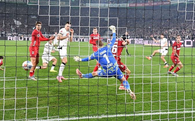 08 11 2025, xhbx, Fußball 1 Bundesliga, Borussia Moenchengladbach 1 FC Köln v l Goal scored, Tor zum 1 0 durch Philipp Sander Borussia Mönchengladbach DFL DFB REGULATIONS PROHIBIT ANY USE OF PHOTOGRAPHS as IMAGE SEQUENCES and or QUASI VIDEO Moenchengladbach