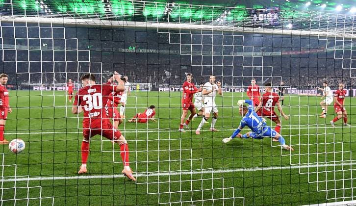 08 11 2025, xhbx, Fußball 1 Bundesliga, Borussia Moenchengladbach 1 FC Köln v l Goal scored, Tor zum 1 0 durch Philipp Sander Borussia Mönchengladbach DFL DFB REGULATIONS PROHIBIT ANY USE OF PHOTOGRAPHS as IMAGE SEQUENCES and or QUASI VIDEO Moenchengladbach