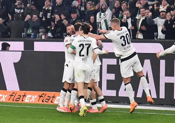08 11 2025, xhbx, Soccer 1 Bundesliga, Borussia Moenchengladbach 1 FC Köln v l Torjubel, Goal celebration, celebrate the goal 1 0 by Philipp Sander Borussia Mönchengladbach DFL DFB REGULATIONS PROHIBIT ANY USE OF PHOTOGRAPHS as IMAGE SEQUENCES and or QUASI VIDEO Moenchengladbach