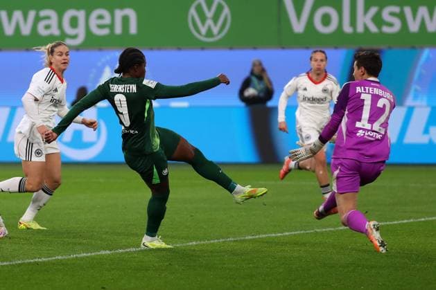 VfL Frankfurt, BL Frauen Wolfsburg, 08 11 2025, FUßBALL VfL Wolfsburg vs Eintracht Frankfurt, Google Pixel Frauen Bundesliga, Saison 2025 26 Lineth Beerensteyn VfL Wolfsburg , Goalkeeper Lina Altenburg Eintracht Frankfurt Wolfsburg