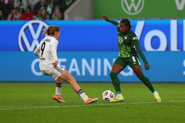 VfL Frankfurt, BL Women Wolfsburg, 08 11 2025, FUßBALL VfL Wolfsburg vs Eintracht Frankfurt, Google Pixel Women Bundesliga, Season 2025 26 Jarne Teulings Eintracht Frankfurt , Lineth Beerensteyn VfL Wolfsburg Wolfsburg