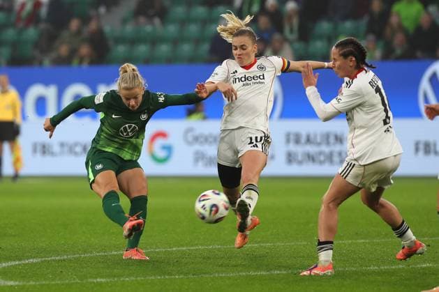 VfL Frankfurt, BL Women Wolfsburg, 08 11 2025, FUßBALL VfL Wolfsburg vs Eintracht Frankfurt, Google Pixel Women Bundesliga, Season 2025 26 Thea Bjelde VfL Wolfsburg , Laura Freigang Eintracht Frankfurt , Gerladine Reuteler Eintracht Frankfurt Wolfsburg