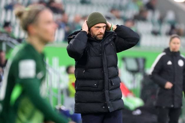 VfL Frankfurt, BL Women Wolfsburg, 08 11 2025, FUßBALL VfL Wolfsburg vs Eintracht Frankfurt, Google Pixel Women Bundesliga, Season 2025 26 Head Coach Stephan Lerch VfL Wolfsburg Wolfsburg