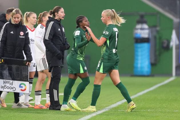 VfL Frankfurt, BL Frauen Wolfsburg, 08 11 2025, FUßBALL VfL Wolfsburg vs Eintracht Frankfurt, Google Pixel Frauen Bundesliga, Saison 2025 26 Lineth Beerensteyn VfL Wolfsburg comes into play for Ella Paddemors VfL Wolfsburg Wolfsburg