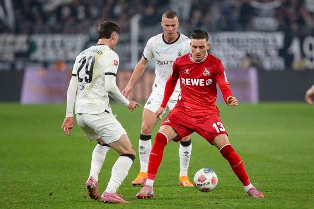 Mönchengladbach, Germany, 08 11 25 Joseph Michael Scally Borussia Mönchengladbach and Said El Mala 1 FC Köln fighting for the ball during the Bundesliga match between Borussia Mönchengladbach and 1 FC Köln at the stadium in Borussia Park Mönchengladbach Stadion im Borussia Park North Rhine Westphalia Germany Copyright: xBrauer-Fotoagenturx xAdrianxSchlx