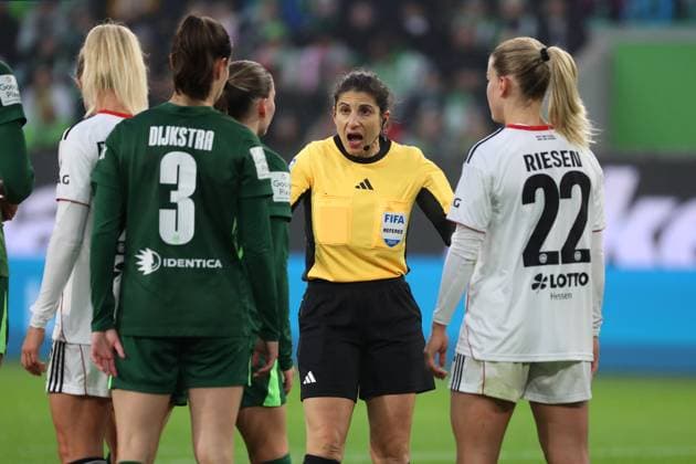 VfL Frankfurt, BL Women Wolfsburg, 08 11 2025, FUßBALL VfL Wolfsburg vs Eintracht Frankfurt, Google Pixel Women Bundesliga, Season 2025 26 Referee Riem Hussein Wolfsburg