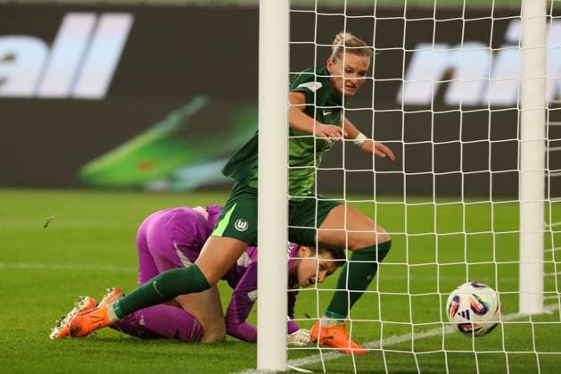VfL Frankfurt, BL Frauen Wolfsburg, 08 11 2025, FUßBALL VfL Wolfsburg vs Eintracht Frankfurt, Google Pixel Frauen Bundesliga, Saison 2025 26 Alexandra Popp VfL Wolfsburg scores goal to 2 3, Goalkeeper Lina Altenburg Eintracht Frankfurt Wolfsburg