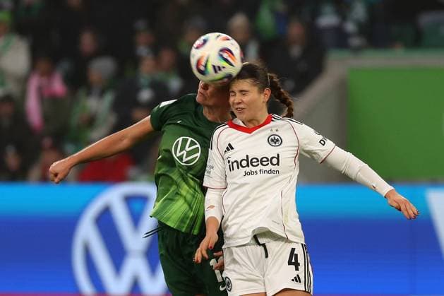 VfL Frankfurt, BL Frauen Wolfsburg, 08 11 2025, FUßBALL VfL Wolfsburg vs Eintracht Frankfurt, Google Pixel Frauen Bundesliga, Saison 2025 26 Alexandra Popp VfL Wolfsburg , Noemi Ivelj Eintracht Frankfurt Wolfsburg