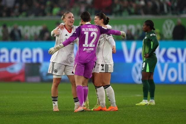 VfL Frankfurt, BL Women Wolfsburg, 08 11 2025, FOOTBALL VfL Wolfsburg vs Eintracht Frankfurt, Google Pixel Womens Bundesliga, Season 2025 26 Final cheer, Wolfsburg