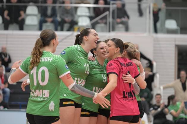 Anke Waelkens 12 USC Münster cheers, Emilia Jordan 9 USC Münster and Pippa Molenaar 1 USC Münster celebrate with Anke Waelkens 12 USC Münster cheers Copyright: xSpeedshotx
