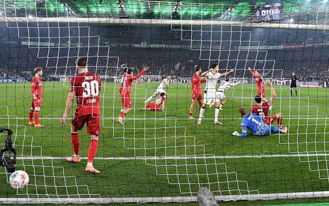 08 11 2025, xhbx, Fußball 1 Bundesliga, Borussia Moenchengladbach 1 FC Köln v l Goal scored, Tor zum 1 0 durch Philipp Sander Borussia Mönchengladbach DFL DFB REGULATIONS PROHIBIT ANY USE OF PHOTOGRAPHS as IMAGE SEQUENCES and or QUASI VIDEO Moenchengladbach