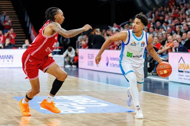 Austin Crowley BMA365 Bamberg Baskets, 85 , Garai Zeeb Frankfurt Skyliners, 03 , BMA365 Bamberg Baskets vs Frankfurt Skyliners, Basketball, easyCredit BBL, Matchday 7, 08 11 2025 BMA365 Bamberg Baskets vs Frankfurt Skyliners, Basketball, easyCredit BBL, Matchday 7, 08 11 2025 Bamberg Copyright: xEibner-Pressefoto G.xSantemizx EP_EER