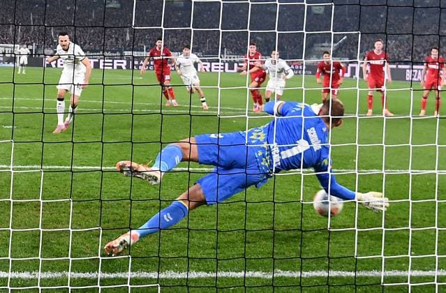 08 11 2025, xhbx, Soccer 1 Bundesliga, Borussia Moenchengladbach 1 FC Köln v l Haris Tabakovic Borussia Mönchengladbach , Marvin Schwäbe 1 FC Koeln holds penalty kick DFL DFB REGULATIONS PROHIBIT ANY USE OF PHOTOGRAPHS as IMAGE SEQUENCES and or QUASI VIDEO Moenchengladbach