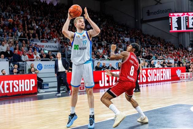 Till Pape Frankfurt Skyliners, 19 , Demarcus Demonia BMA365 Bamberg Baskets, 08 , BMA365 Bamberg Baskets vs Frankfurt Skyliners, Basketball, easyCredit BBL, Matchday 7, 08 11 2025 BMA365 Bamberg Baskets vs Frankfurt Skyliners, Basketball, easyCredit BBL, Matchday 7, 08 11 2025 Bamberg Copyright: xEibner-Pressefoto G.xSantemizx EP_EER