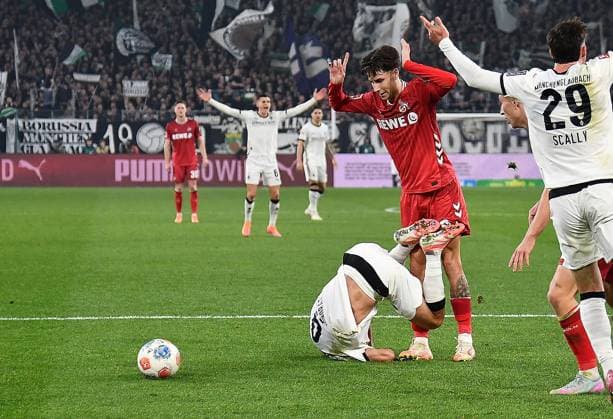 08 11 2025, xhbx, Soccer 1 Bundesliga, Borussia Moenchengladbach 1 FC Köln v l Franck Honorat Borussia Mönchengladbach , Denis Huseinbasic 1 FC Köln Foul led to penalty DFL DFB REGULATIONS PROHIBIT ANY USE OF PHOTOGRAPHS as IMAGE SEQUENCES and or QUASI VIDEO Moenchengladbach