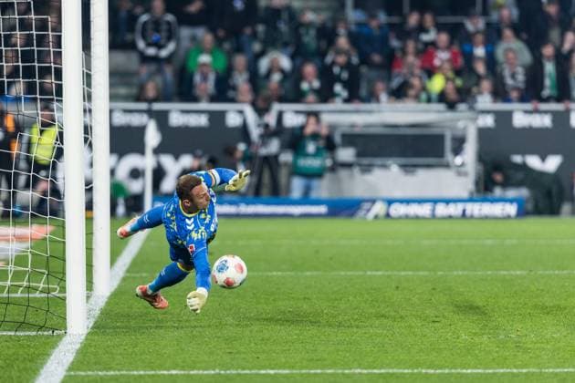 1 Soccer Bundesliga Borussia Mönchengladbach 1 FC Köln 08 11 2025 Marvin Schwäbe 1 FC Köln, 1 holds the penalty 1 Soccer Bundesliga, Borussia Mönchengladbach 1 FC Köln, Mönchengladbach, BORUSSIA PARK on 08 11 2025 DFL REGULATIONS PROHIBIT ANY USE OF PHOTOGRAPHS AS IMAGE SEQUENCES AND OR QUASI VIDEO Copyright: xBEAUTIFULxSPORTS Wunderlx