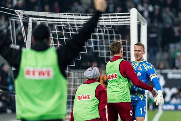 1 Soccer Bundesliga Borussia Mönchengladbach 1 FC Köln 08 11 2025 Marvin Schwäbe 1 FC Köln, 1 cheers with Linton Maina 1 FC Köln, 37 and Sebastian Sebulonsen 1 FC Köln, 28 after the saved penalty 1 Soccer Bundesliga, Borussia Mönchengladbach 1 FC Köln, Mönchengladbach, BORUSSIA PARK on 08 11 2025 DFL REGULATIONS PROHIBIT ANY USE OF PHOTOGRAPHS AS IMAGE SEQUENCES AND OR QUASI VIDEO Copyright: xBEAUTIFULxSPORTS Wunderlx