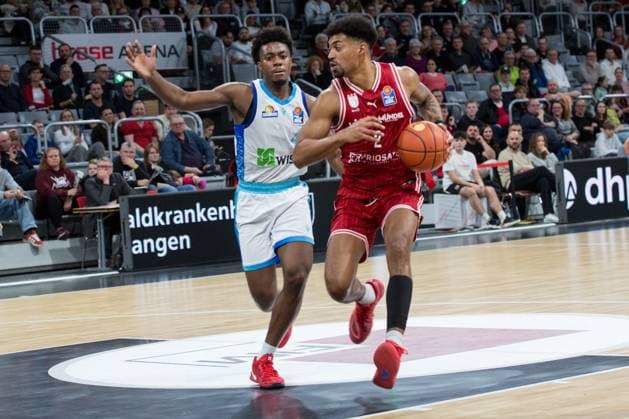 Bamberg, Germany 08 November 2025 1 BBL 2025 2026 BMA365 Bamberg Baskets vs Skyliners Frankfurt Pictured from left Nahiem Alleyne Frankfurt vs Ibi Watson Bamberg Brose Arena Bayern Copyright: xFotostandx xSchmittx