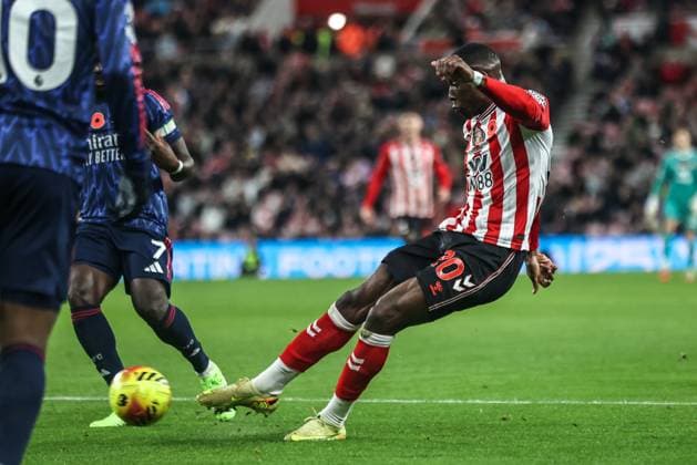 Premier League Sunderland v Arsenal Nordi Mukiele of Sunderland takes a shot on goal during the Premier League match Sunderland vs Arsenal at Stadium Of Light, Sunderland, United Kingdom, 8th November 2025 (Photo by Alfie Cosgrove News Images) Sunderland Stadium Of Light Tyne and Wear United Kingdom Copyright: xAlfiexCosgrove NewsxImagesx