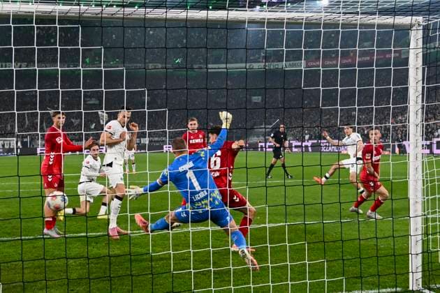 Philipp Sander Moenchengladbach 16 scores the goal for 1 0 08 11 2025 Soccer Borussia Moenchengladbach vs 1 FC Koeln, Borussia Park, Moenchengladbach, DFB DFL REGULATIONS PROHIBIT ANY USE OF PHOTOGRAPHS AS IMAGE SEQUENCES AND OR QUASI VIDEO Copyright: xpepphotox xHorstxMauelshagenx pep00321, pep_20251108_hm_197304