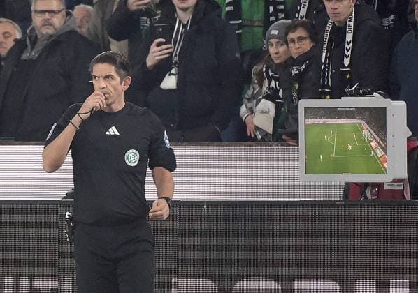 08 11 2025, xhbx, Soccer 1 Bundesliga, Borussia Moenchengladbach 1 FC Köln v l Deniz Aytekin DFB referee , video evidence, VAR, video decision DFL DFB REGULATIONS PROHIBIT ANY USE OF PHOTOGRAPHS as IMAGE SEQUENCES and or QUASI VIDEO Moenchengladbach