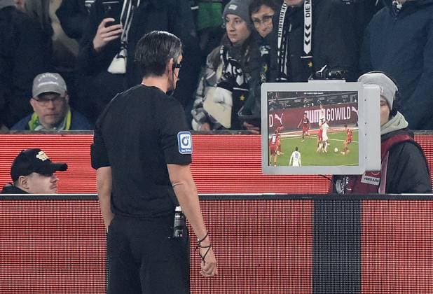 08 11 2025, xhbx, Soccer 1 Bundesliga, Borussia Moenchengladbach 1 FC Köln v l Deniz Aytekin DFB referee , video evidence, VAR, video decision DFL DFB REGULATIONS PROHIBIT ANY USE OF PHOTOGRAPHS as IMAGE SEQUENCES and or QUASI VIDEO Moenchengladbach