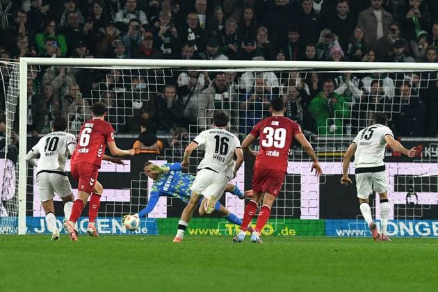 Torwart Marvin Schwaebe (1. FC Koeln) und Haris Tabakovic (Borussia Moenchengladbach) im Zweikampf beim Elfmeter waehrend des Spiels der Bundesliga zwischen Borussia Mönchengladbach und dem 1. FC Köln, Borussia-Park am 08. November 2025 in Mönchengladbach, Deutschland. (Foto von Ralf Treese DeFodi Images) +++ Torwart Marvin Schwaebe (1. FC Koeln) und Haris Tabakovic (Borussia Moenchengladbach) penalty during the Bundesliga match between Borussia Mönchengladbach and 1. FC Köln at Borussia-Park on November 8, 2025 in Mönchengladbach, Germany. (Photo by Ralf Treese DeFodi Images) DFL regulations prohibit any use of photographs as image sequences and or quasi-video. (Photo by Ralf Treese DeFodi Images) Goalkeeper Marvin Schwaebe 1 FC Koeln and Haris Tabakovic Borussia Moenchengladbach in a duel at the penalty during the Bundesliga match between Borussia Moenchengladbach and 1 FC Cologne, Borussia Park on November 08, 2025 in Moenchengladbach, Germany Photo by Ralf Treese DeFodi Images Goalkeeper Marvin Schwaebe 1 FC Koeln and Haris Tabakovic Borussia Moenchengladbach penalty during the Bundesliga match between Borussia Mönchengladbach and 1 FC Köln at Borussia Park on November 8, 2025 in Mönchengladbach, Germany Photo by Ralf Treese DeFodi Images DFL regulations prohibit any use of photographs as image sequences and or quasi video Photo by Ralf Treese DeFodi Images