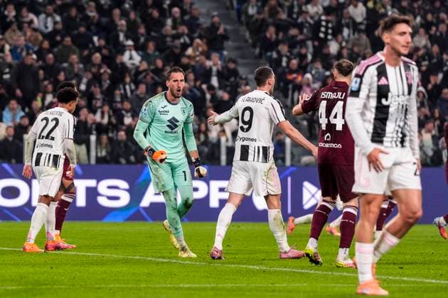 Torino™s goalkeeper Alberto Paleari during the Serie A soccer match between Juventus Fc and Torino Fc at the Juventus Stadium in Turin, north west Italy - November 08, 2025. - Soccer  Copyright: xFabioxFerrari LaPressex