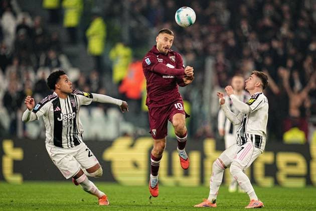 Torino™s Nikola Vlasic jumps for the ball during the Serie A soccer match between Juventus and Torino at the Allianz Stadium in Turin, north west Italy - Saturday, Nov. 8, 2025. - Soccer .  Copyright: xMarcoxAlpozzi LaPressex