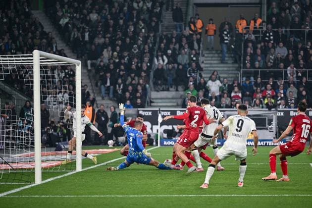 08 11 2025, Soccer, 1 Bundesliga, Matchday 11 Season 2025 2026, Borussia Mönchengladbach 1 FC Köln, Bustle in the penalty area, Rocco Reitz Borussia Mönchengladbach , Marvin Schwäbe 1 FC Köln , xRHR FOTO TKx Copyright: RHR-FOTOx RHR-FOTO TK
