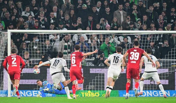 08 11 2025 Moenchengladbach Fußball, Herren, Saison 2025 2026, Borussia Moenchengladbach vs 1 FC Koeln Haris Tabakovic Gladbach, re 159 misses the penalty against goalkeeper Marvin Schwaebe Koeln, li Am Boden DFL regulations prohibit any use of photographs as image sequences and or quasi video Borussia Park NRW Germany