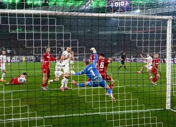 Philipp Sander Moenchengladbach 16 scores the goal for 1 0 08 11 2025 Soccer Borussia Moenchengladbach vs 1 FC Koeln, Borussia Park, Moenchengladbach, DFB DFL REGULATIONS PROHIBIT ANY USE OF PHOTOGRAPHS AS IMAGE SEQUENCES AND OR QUASI VIDEO Copyright: xpepphotox xHorstxMauelshagenx pep00321, pep_20251108_hm_197305